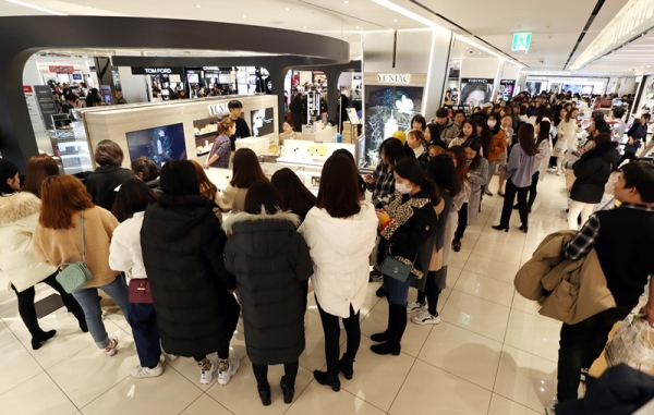 지난 2월 20일, 신세계면세점 본점 ‘연작’ 매장 앞에 중국 고객들이 제품을 구매하기 위해 긴 줄을 서 있다.