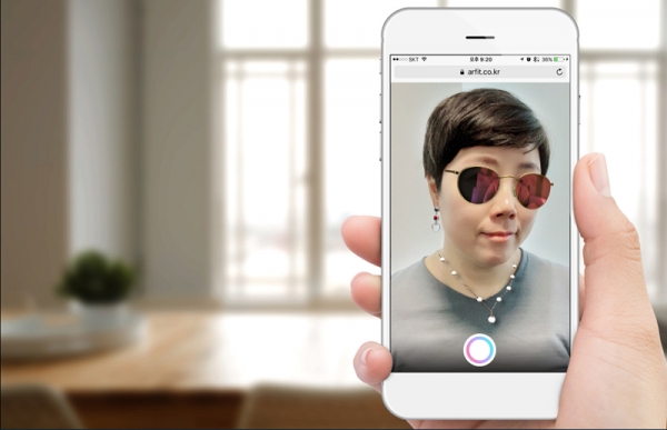 고시나 대표가 자사의 증강현실(AR) 피팅 서비스를 이용해 선글라스와 귀고리를 착용한 모습이다.