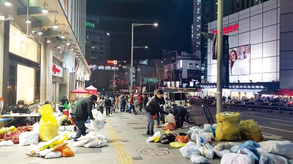 동대문 패션시장은 저녁 8시부터 시작해 새벽까지가 가장 활기차다. 소매업자들이 팔 옷과 액세서리 등을 구매하기 위해 도매 매장을 찾는다. 지방과 해외에 배송하기 위해 바이어와 사입삼촌들이 구입한 물건이 대봉(대봉투)에 담겨 바닥에 놓여있다. 비닐봉투는 이 같은 과정으로 유통돼 종이봉투나 얇은 생분해봉투로 대체될 경우 옷이 훼손되기 싶다.