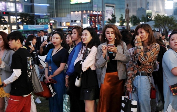 지난달 29일 저녁, 동대문 apM쇼핑몰 앞에 중국 알리바바 소속 스타 왕홍 수십명이 모였다. 이날 apM이커머스는 국내 대표 통신사 KT의 5G 이동통신을 접목한 V-커머스 라이브 방송을 시작했다.