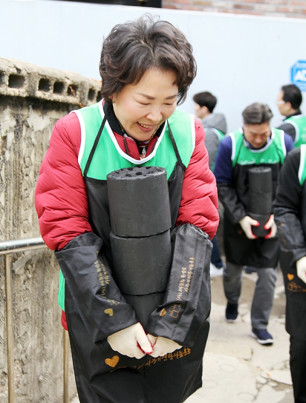 연탄을 배달하는 서순희 회장