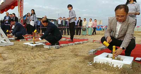 문양원 한세실업 동남아 총괄본부장(제일 왼쪽), 전성호 재미얀마 한인회장(가운데), 조성재 한세실업 미얀마 법인장(오른쪽)이 착공식에 참여했다.