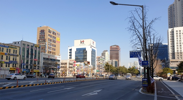 같은 장소에서 24일 오전에는 차량들이 드문드문 운행하는 모습이 보인다.