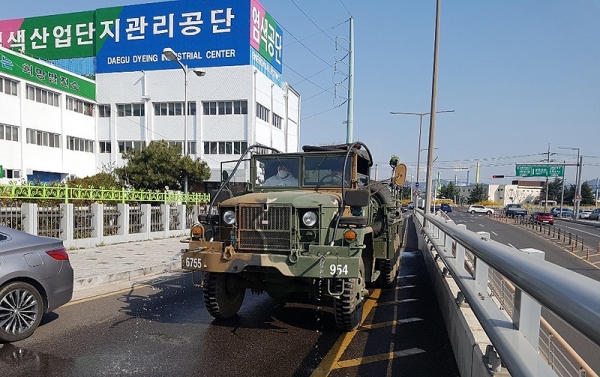 민관군경이 합동으로 대구염색 산단 주위 방역활동을 하고 있다.