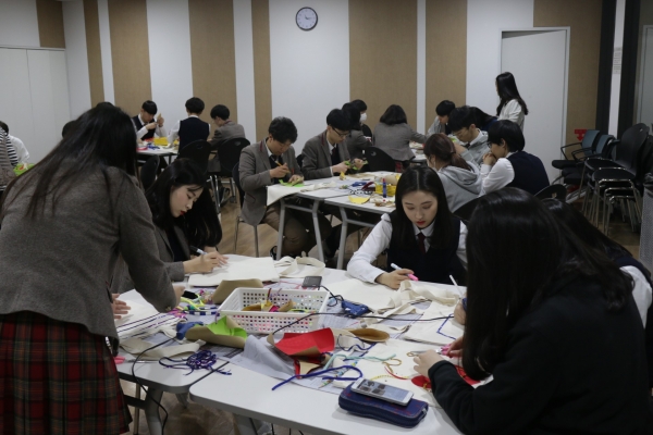 대구섬유박물관에서 참가자들이 체험프로그램을 진행하고 있다.