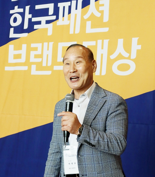 최병오 회장은 ‘2020 한국패션브랜드대상’ 시상식에서 “더 큰 상상력과 창의력으로 어려움을 헤쳐 나가자”고 격려했다.