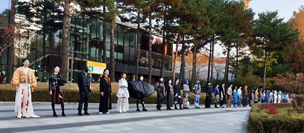 지난 7일, 강동아트센터 야외에서 패션쇼를 마치고 거리에서 강동구민들에게 런웨이를 선사했다.