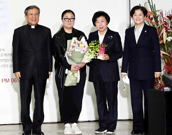 제 1회 박동준 상 수상자인 장소영 디자이너는 고인의 생전 작업에서 느낀 감동과 영광을 자신의 컬렉션에 담아 ‘오마주 투 박동준’ 패션쇼와 전시회를 개최하게 됐다. 왼쪽부터 이상택 매일신문사 사장, 장소영 디자이너, 윤순영 이사장, 대구시 강은희 교육감.