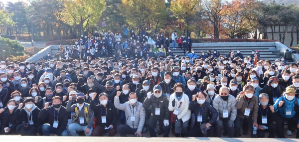 한국섬유산업연합회는 지난 13일 오전 남산골한옥마을에서 ‘2021 섬유패션인 한마음걷기대회’를 열고 화합의 시간을 가졌다.  사진=정정숙기자