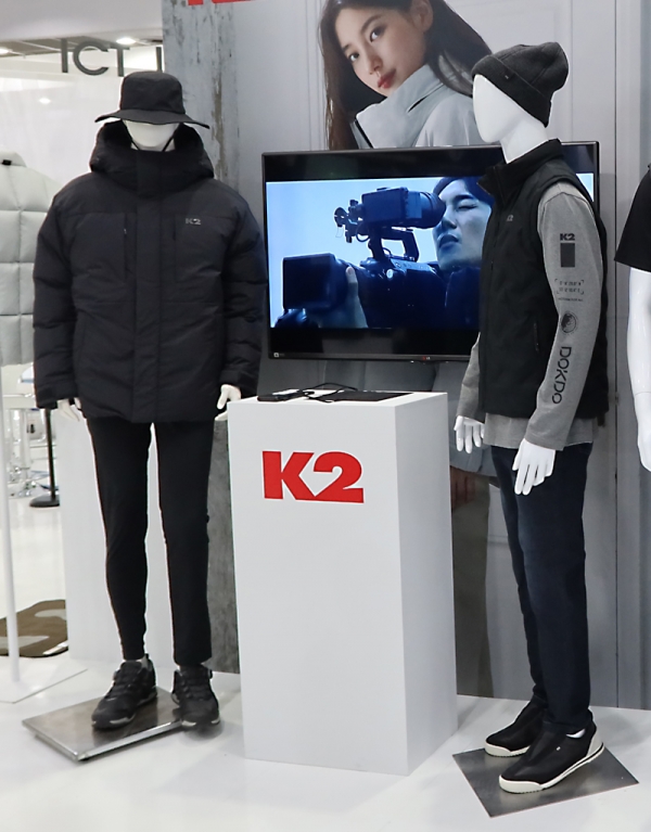 아웃도어 브랜드 ‘K2’는 탈부착형 발열 패드를 적용한 스마트 발열 제품군 '히트360 시리즈’를 선보였다.