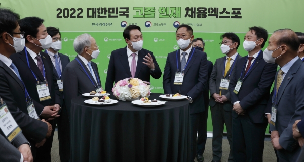 오늘(2일) 경기 고양시 킨텍스에서 ‘2022 대한민국 고졸 인재 채용엑스포’가 열렸다. 윤석열 대통령은 축사에서 “인재 양성을 혁신과 성장의 기반으로 삼겠다”고 말했다. 윤 대통령은 이후 업체 부스를 둘러보며 관계자들을 격려했다.이날 행사에는 윤대통령(중앙)을 비롯해 김정호 한국경제신문 사장(오른쪽 네 번째), 김기문 중소기업중앙회장(왼쪽 두 번째), 임병훈 이노비즈협회장(왼쪽 첫 번째), 최병오 한국중견기업연합회 수석부회장(오른쪽 첫 번째) 등이 참석했다.