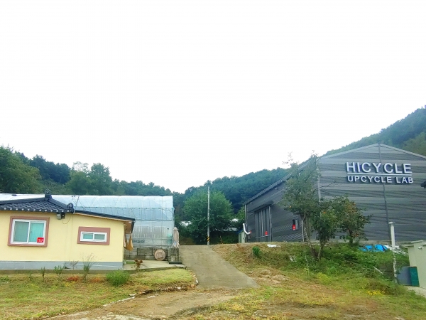 충남 부여에 새로 신축한 하이사이클의 황마원단 재생 가공공장의 모습.