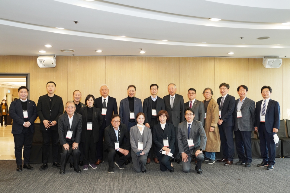 첫줄 왼쪽부터 김국진 회장, 정선화 국장, 이동주 국회의원, 변근희 대상 수상자, 주소령 부회장, 이용필 정책관. 둘째줄 왼쪽부터 최준호 대표, 이건오 본부장, 최병오 회장, 홍성열 회장, 강태선 회장, 김일권 수석전문위원, 류진 회장, 이인수 대표, 박중현 회장, 윤형수 부장, 민은기 회장, 김종석 대표.