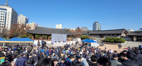 지난 26일 열린 ‘2022년 섬유패션인 한마음 걷기대회’에는 900여명의 섬유패션 임직원 및 가족이 참가했다. 