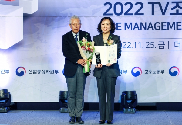 2022 TV조선 경영대상 심사위원 이동기 서울대학교 교수, 던필드플러스 송재연 대표이사(오른쪽)가 기념 촬영을 하고 있다.