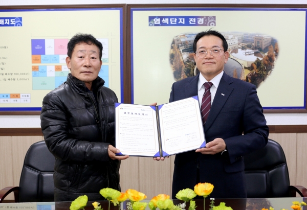 FITI시험연구원 김화영 원장(사진 오른쪽)은 지난 9일 시화패션칼라사업협동조합 신광철 이사장과 친환경 섬유염색 제품의 품질 향상을 위한 업무협약을 체결했다.