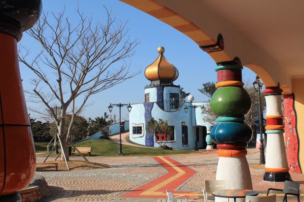 자연에 직선은 없다고 주장한 훈데르트 바서의 곡선으로 이루어진 건축물. 제주도 동쪽의 작은 섬 우도에 세워진 훈데르트 바서 공원 전경.