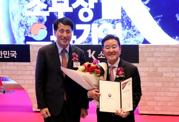 지난 22일 한국프레스센터에서 산업통상자원부가 주관하는 ‘2023 소부장 으뜸기업 3기 지정식’이 열렸다. 행사 후 휴비스 신유동 사장(오른쪽)과 산업통상자원부 장영진 차관이 기념 사진을 찍고 있다.