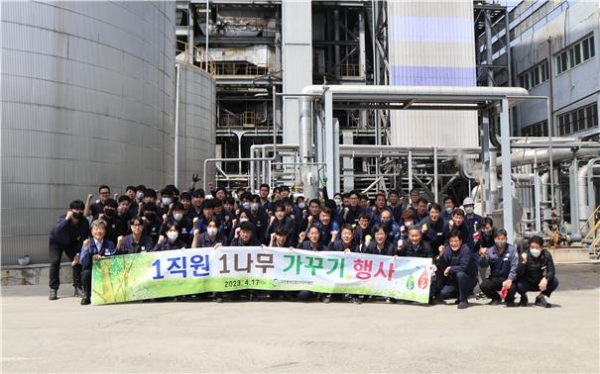 대구염색공단 임직원 80여명은 지난 17일 열병합발전소 부지 내 경부선 철로변 녹지지역에 왕벚나무 약 100여 그루를 식수했다.