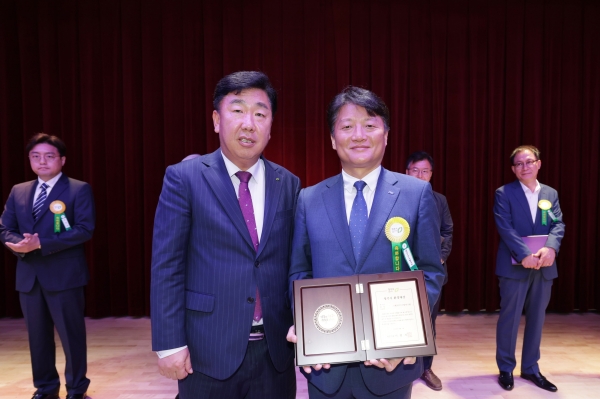 김홍관 FITI시험연구원 부원장(오른쪽)과 이범석 청주시장이 기념 촬영을 하고 있다.