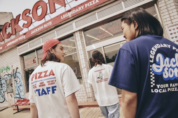 에스아이빌리지가 이달 유명 맛집 ‘잭슨피자(JACKSON BLVD)’와 손잡고 한정 수량 판매되는 콜라보 컬렉션을 선보인다.