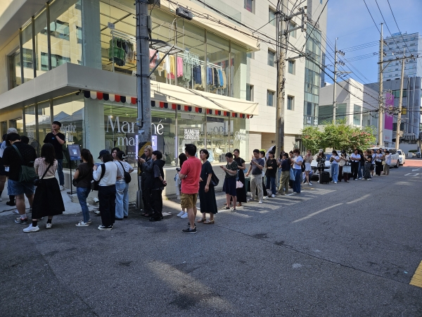 마리떼 프랑소와 저버가 성수동에서 지난8월4일부터 7일까지 진행한 첫 대규모 샘플 세일, ‘마리떼 마켓’이 3일간 많은 인파가 몰리며 4억5500만 원이 넘는 매출을 올렸다.