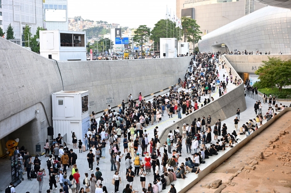 지난 9일 막을 내린 2024 S/S 서울패션위크가 행사 5일간 1000 건이 넘는 수주상담이 있었고, 쇼장과 DDP에는 3만6000여명이 다녔다. 