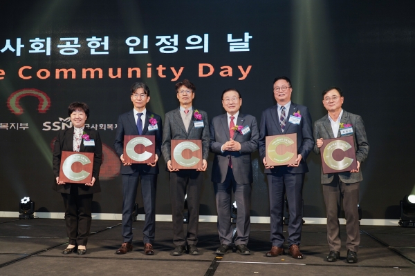 효성 최형식 상무(오른쪽에서 첫 번째), 한국사회복지협의회 김성이 회장(오른쪽에서 세 번째)