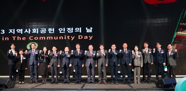 효성그룹이 2023년 지역사회공헌 인정의 날 행사에서 지역사회공헌 인정 기업으로 선정됐다. 효성 최형식 상무(오른쪽에서 첫 번째), 보건복지부 이기일 제1차관(왼쪽에서 일곱 번째).J