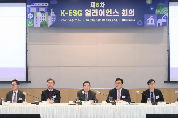 김윤 의장이 ‘제8차 K-ESG 얼라이언스’ 회의에서 인사말을 하고 있다. 왼쪽부터 신승규 현대자동차 전무, 김창범 한경협 부회장, 김윤 K-ESG 얼라이언스 의장, 김병환 기재부 차관, 김재훈 기재부 국장. 사진=한경협