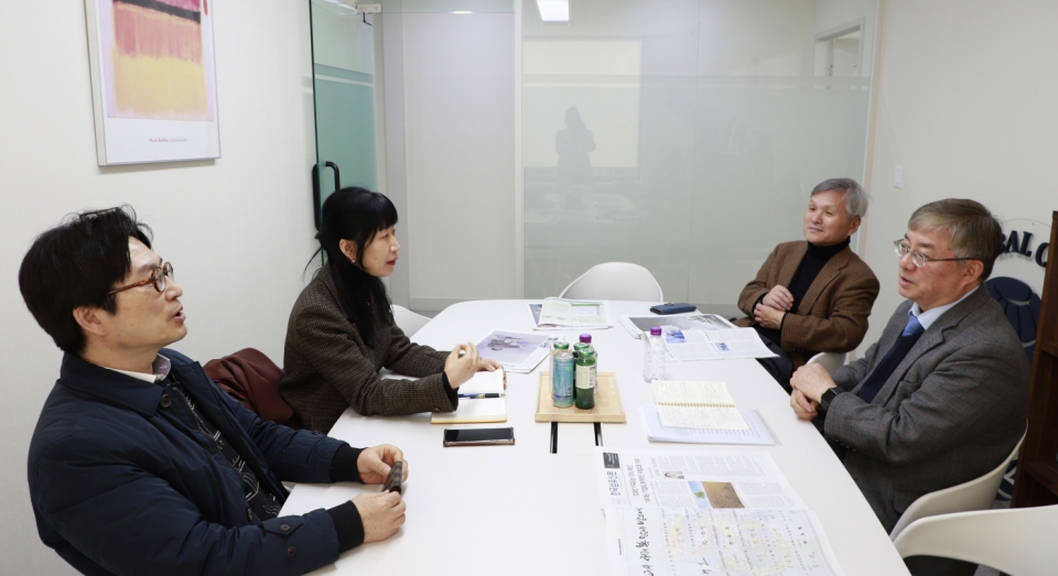 ​​유연철 사무총장 인터뷰 (문형구 고려대 명예교수 동석).                                                사진=이태미 기자​