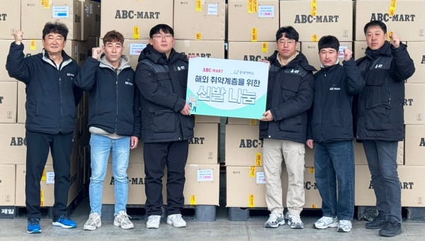 ABC마트코리아 물류본부 강병조 이사(왼쪽 첫번째)와 임직원들이 굿네이버스에 기부할 신발을 패킹 작업한 후 기념 촬영을 하고 있다.