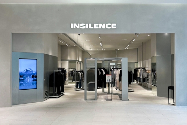 컨템포러리 디자이너 브랜드 인사일런스(INSILENCE)가 4월 25일, 롯데몰 수원점에 신규 매장을 오픈했다.