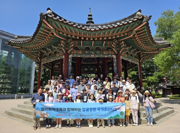 ‘엘리트학생복과 함께하는 탑골공원 국가유산지킴이’ 행사에 참여한 학생 및 관계자들이 19일 탑골공원 내 팔각정 앞에서 기념사진 촬영을 하고 있다.