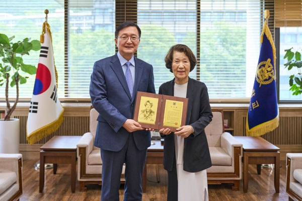 조영수 한세예스24문화재단 명예이사장이 서울대학교 인문대학에 발전기금 1억원을 기부하고 감사패를 수여받았다.