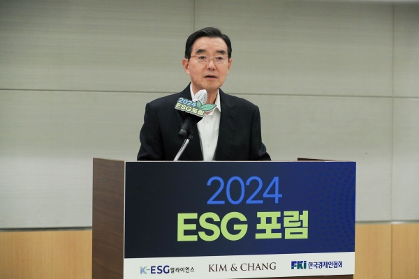 김윤 ESG 얼라이언스 의장이 24일 ‘2024 ESG포럼’에서 인사말을 하고 있다. 사진=한경협