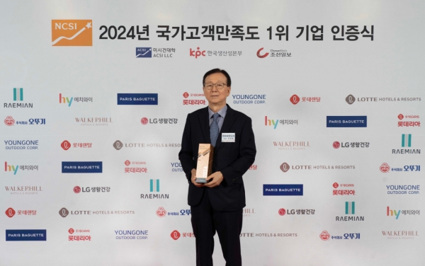 4일 서울 소공동 롯데호텔에서 열린 ‘24 국가고객만족도(NCSI) 1위 기업 인증식’에서 영원아웃도어의 이영회 부회장이 기념 촬영을 하고 있다.