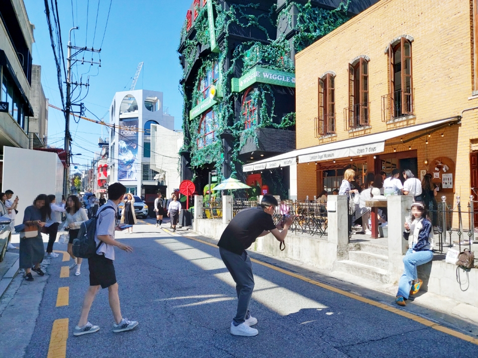 런던베이글 뮤지엄 도산점에는 사진찍는 관광객들이 많다사진= 이태미 기자