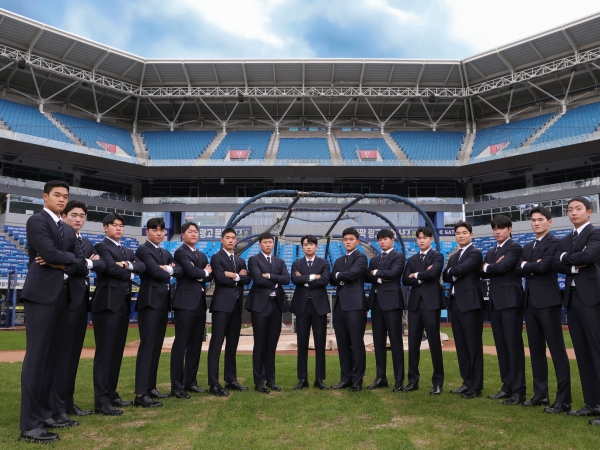 삼성물산 패션부문의 대표 남성복 브랜드 갤럭시는 삼성라이온즈 2025년 신인 선수들에게 고급감과 활동성을 겸비한 ‘GX 슈트’를 협찬했다고 밝혔다.