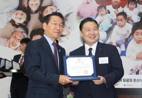 패션그룹형지 최준호 부회장이 2024년 이웃돕기 유공자 포상 인천시장상을 수상했다.